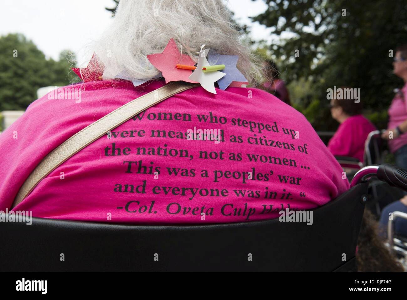 Frauen aus den ersten weiblichen Ehre Flug in die Vereinigten Staaten sehen Sie sich ein Wachwechsel Zeremonie am Grab des Unbekannten Soldaten auf dem Arlington National Cemetery, Sept. 22, 2015 in Arlington, Virginia. 75 weiblichen Veteranen aus dem Zweiten Weltkrieg, Korea Krieg, Vietnam Krieg waren anwesend, sowie 75 Begleitpersonen, waren auch weibliche Veteranen oder Aktiv-militärische Aufgabe. Stockfoto