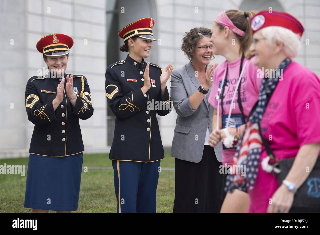 Von links, Master Sgt. Leigh Ann Hinton und Staff Sgt. Adrienne Arzt, sowohl aus eigenen der U.S. Army Band "Pershing", willkommen Frauen von der ersten all-female Ehre Flug in die Vereinigten Staaten, als sie die Frauen zum Militärdienst für Amerika Memorial Sept. 22, 2015 in Arlington, Virginia. 75 weiblichen Veteranen aus dem Zweiten Weltkrieg, Korea Krieg, Vietnam Krieg Ansatz waren anwesend, sowie 75 Begleitpersonen, waren auch weibliche Veteranen oder Aktiv-militärische Aufgabe. Stockfoto