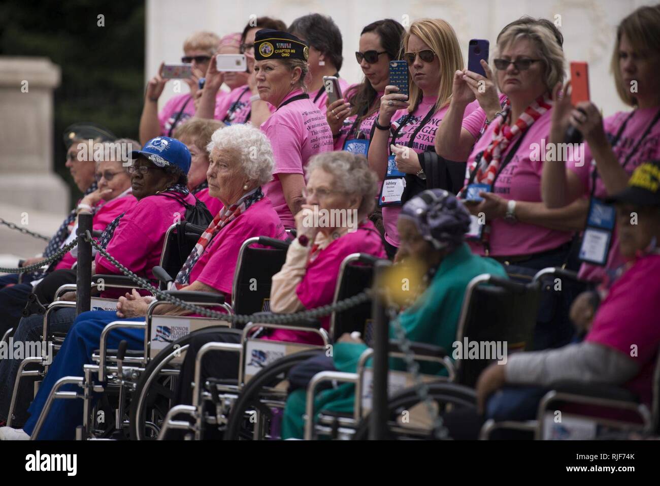 Frauen aus den ersten weiblichen Ehre Flug in die Vereinigten Staaten sehen Sie sich ein Wachwechsel Zeremonie am Grab des Unbekannten Soldaten auf dem Arlington National Cemetery, Sept. 22, 2015 in Arlington, Virginia. 75 weiblichen Veteranen aus dem Zweiten Weltkrieg, Korea Krieg, Vietnam Krieg waren anwesend, sowie 75 Begleitpersonen, waren auch weibliche Veteranen oder Aktiv-militärische Aufgabe. Stockfoto