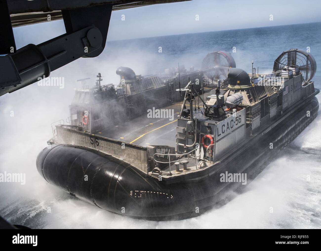 CAMP PENDLETON (20. Juli 2016) eine Landing Craft air cushion (LCAC) Fahrzeug bereitet sich auf das Deck des amphibious Transport dock Schiff USS Essex (LPD 25) während einer gut Deck onload-Funktion als Teil der PHIBRON-MEU integrierte Ausbildung (PMINT), geben Sie ein Szenario-basierte Amphibischen integration Übung mit Amphibischen Staffel fünf und der 11 Marine Expeditionary Unit als Teil der Makin Island Amphibious Ready Gruppe (MKIARG). Stockfoto