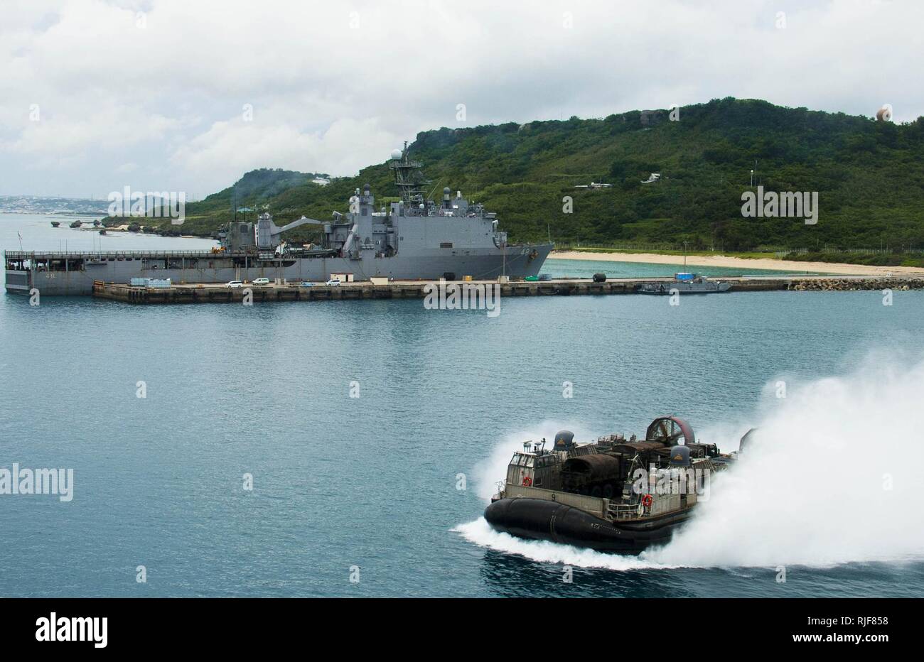 OKINAWA, Japan (Aug. 28, 2015) Landing Craft Air Cushion (LCAC) 9, zugeordnet zu den Naval Beach (NBU) 7 übergibt die amphibische Landung dock Schiff USS Ashland (LSD 48). LCAC 9 ausgelagert (31. MEU) Ausstattung der 31 Marine Expeditionary Unit vom Deck des amphibious Transport dock Schiff USS Green Bay LPD (20). Green Bay und Ashland sind auf die Bonhomme Richard Expeditionary Strike Group zugeordnet und werden auf Patrouille in den USA 7 Flotte Bereich der Operationen. Stockfoto