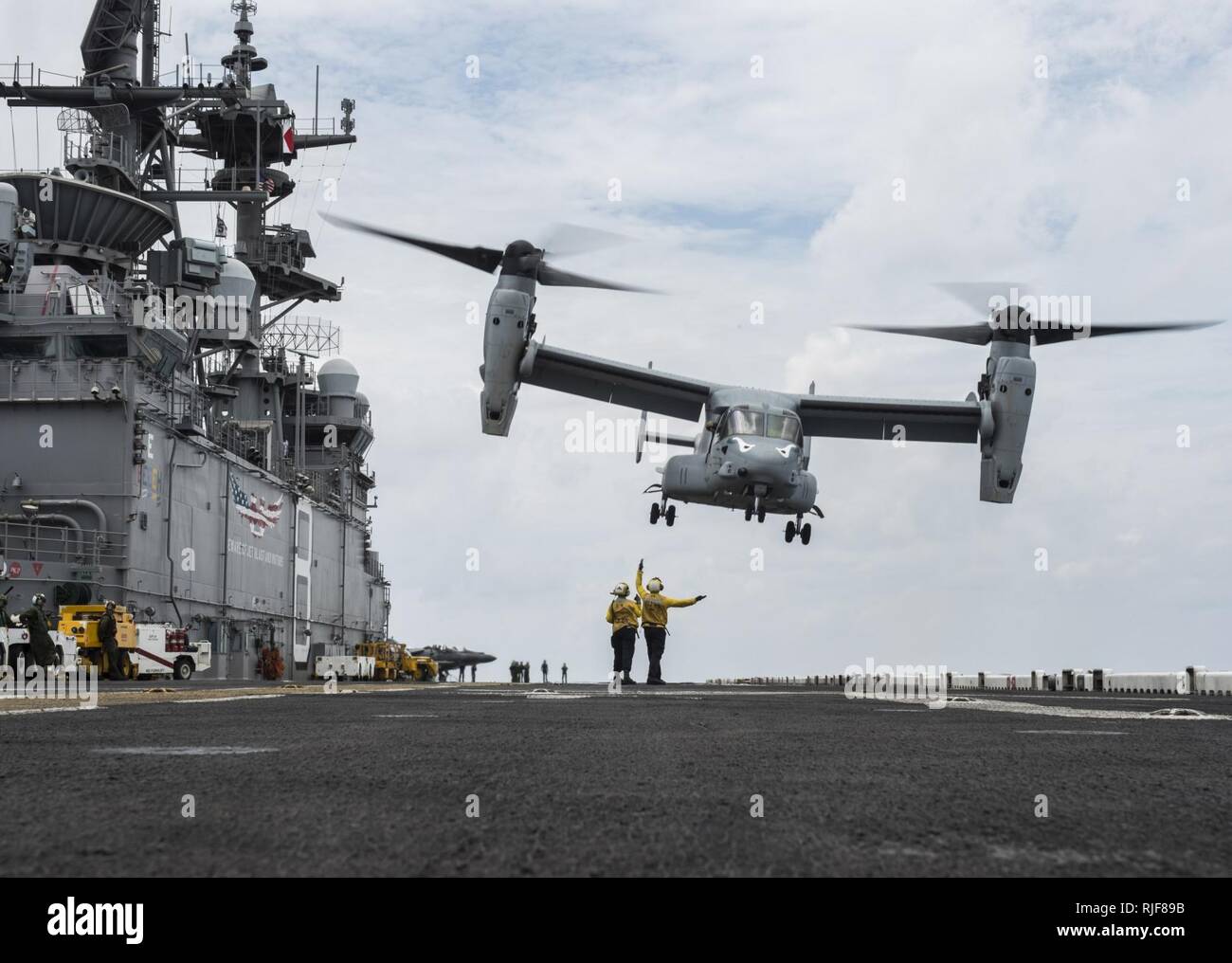 Indischer Ozean (29. März 2017) Eine MV-22 Osprey B auf die "Ridge Läuferinnen Marine Medium Tiltrotor Squadron (VMM) 163 zugewiesen ist, weg von den amphibischen Angriff Schiff USS Makin Island (LHD8). Das Schiff ist das Flaggschiff der Amphibischen bereit, Gruppe, welches Betriebssystem ist in der Indo-Asia-pazifischen Region amphibische Fähigkeit mit regionalen Partnern zu verbessern und als gebrauchsfertige Response Force für jede Art der Kontingenz zu dienen. Stockfoto