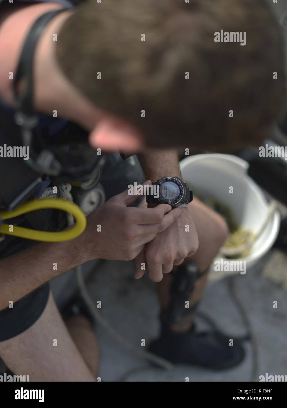 Marine Diver 3. Klasse Travis Neel, Mobile Tauchen und Bergung Einheit 2, Firma 2-2 zugeordnet, setzt seine Stoppuhr vor einer Inspektion zu tauchen. MDSU 2 ist es, Commander, Task Group 56.1 zugewiesen, die Förderung der Mine Countermeasure, Beseitigung von Explosivstoffen, Bergung - Tauchen und Schutz in den USA 5 Flotte Verantwortungsbereich. Stockfoto