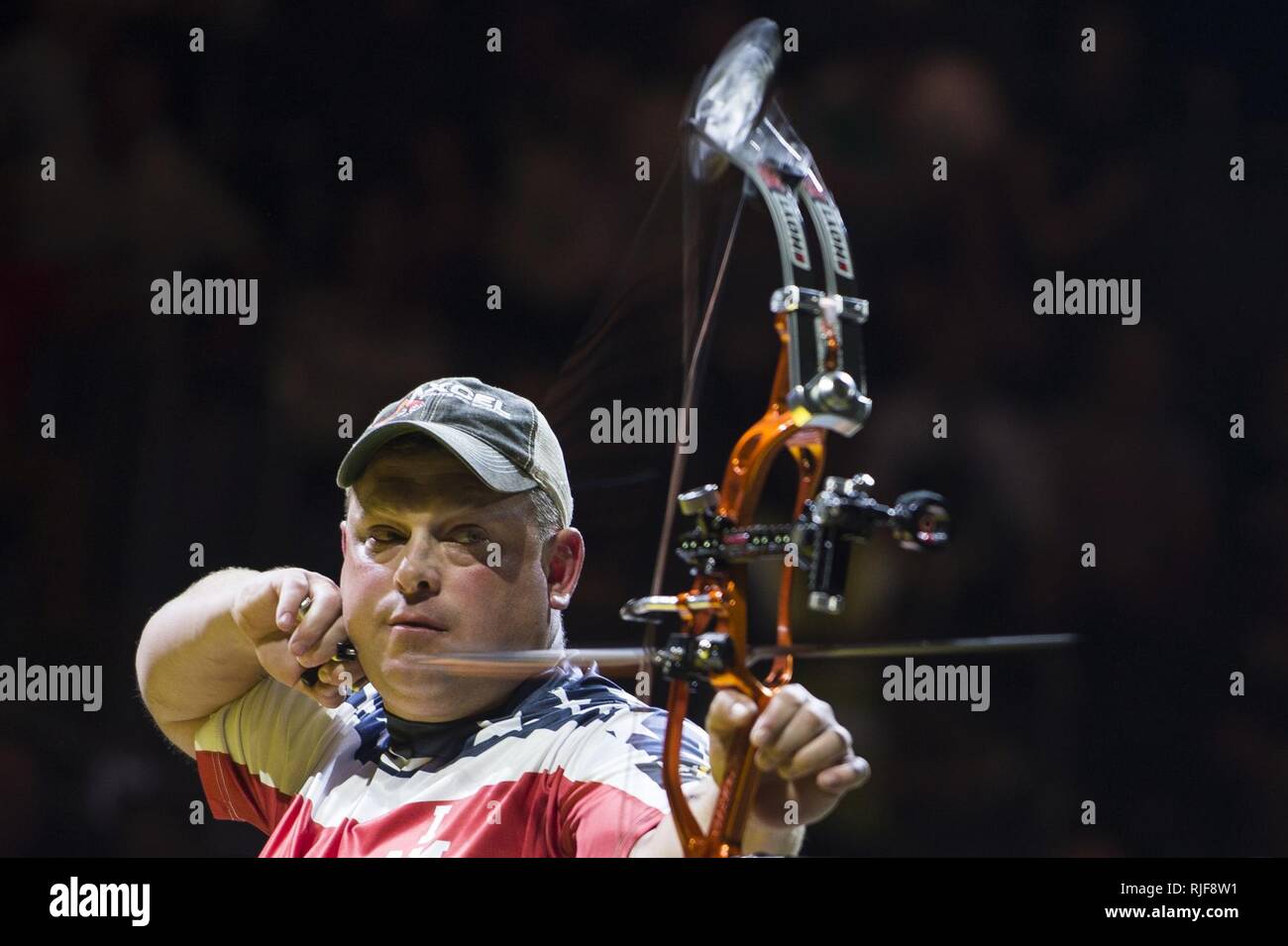 US Marine Corps Generalmajor Richard Burkett gibt einen Pfeil während der gold Medal Match gegen Kanadas CPL. Luc Martin. Burkett gewann die Goldmedaille in der Kategorie gemischte einzelnen zusammengesetzten Bogen Bogenschiessen Event bei den Invictus Games. Über 400 Teilnehmer aus 13 Nationen nahmen an der Invictus Games, einer internationalen Sportveranstaltung für verwundete, verletzte oder kranke Angehörige. Burkett trat in die Armee im Jahr 1994 und wurde später in der Marine Corps im Jahr 1999 in Betrieb genommen. Er hat den Irak und Afghanistan mit Marine Expeditionary Triebzüge eingesetzt, sondern an seinem rechten Bein verletzt wurde, Stockfoto