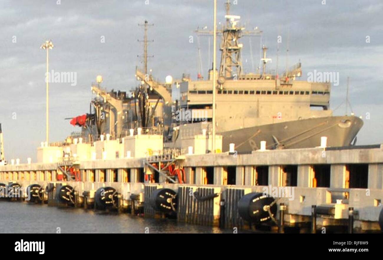 NORFOLK (Okt. 2010) 23, 2009) Commander, Military Sealift Command, hintere Adm. Mark H. Buzby spricht mit lokalen Medien, Okt. 23, über einen Zwischenfall mit einem US-Armee Blackhawk helicopter Crash an Bord der Military Sealift Command schnell Combat support ship USNS Arktis (T-AOE-8), rechts oben. Der Absturz aufgetreten Okt. 22 um ca. 8:00 Uhr während der routinemäßigen Schulung Operationen, bei denen die Armee Hubschrauber und Mitglieder des Ostküste-basierte Naval Special Warfare unit. Stockfoto