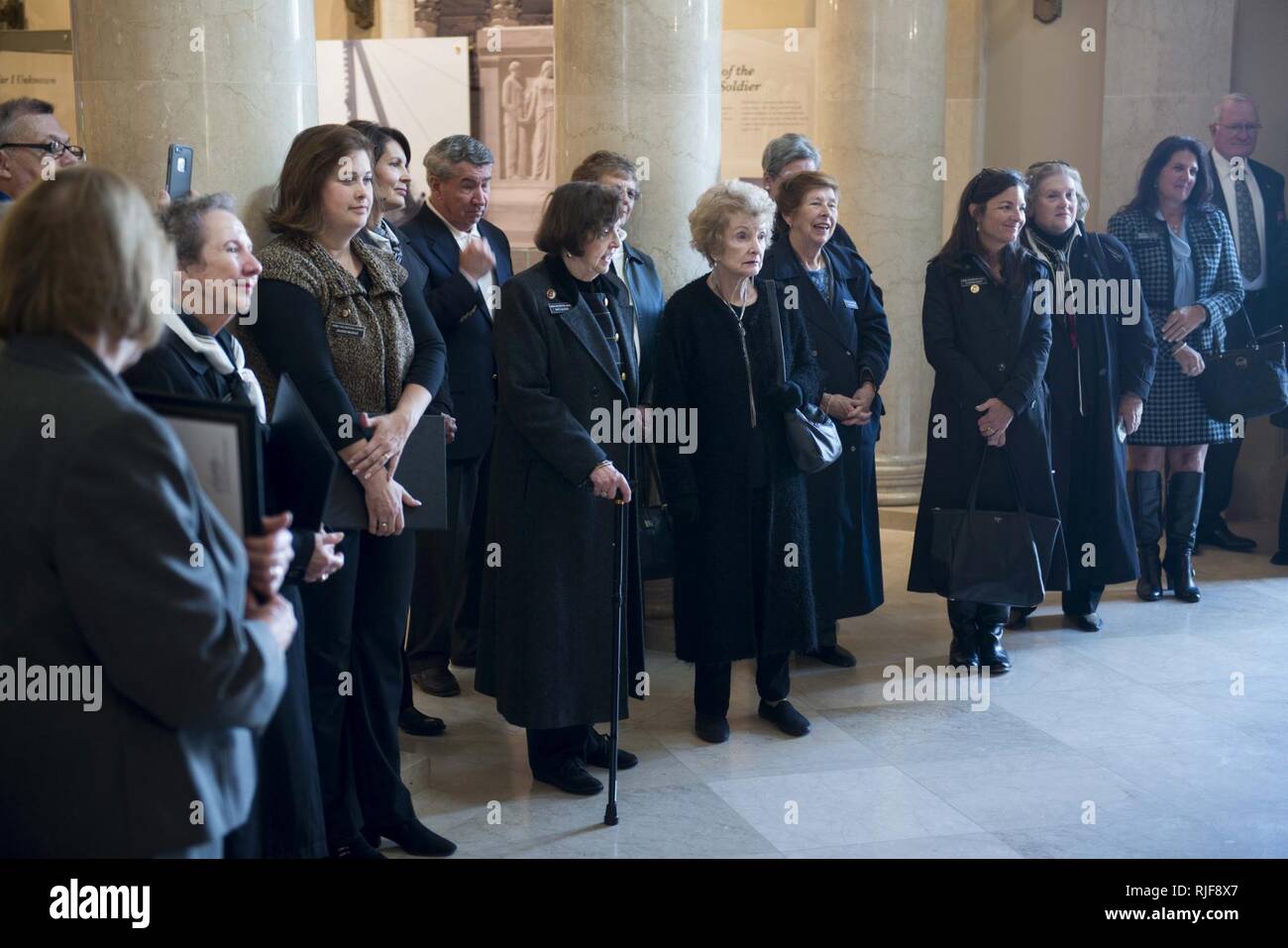 Arlington Damen hören Generalmajor Bradley A. Becker, Kommandierender General der Gemeinsamen Kraft Headquarters-National Hauptstadtregion und die U.S. Army Military District von Washington, nach einer Kranzniederlegung am Grab des Unbekannten Soldaten, Nov. 11, 2016 in Arlington, Virginia. Stockfoto