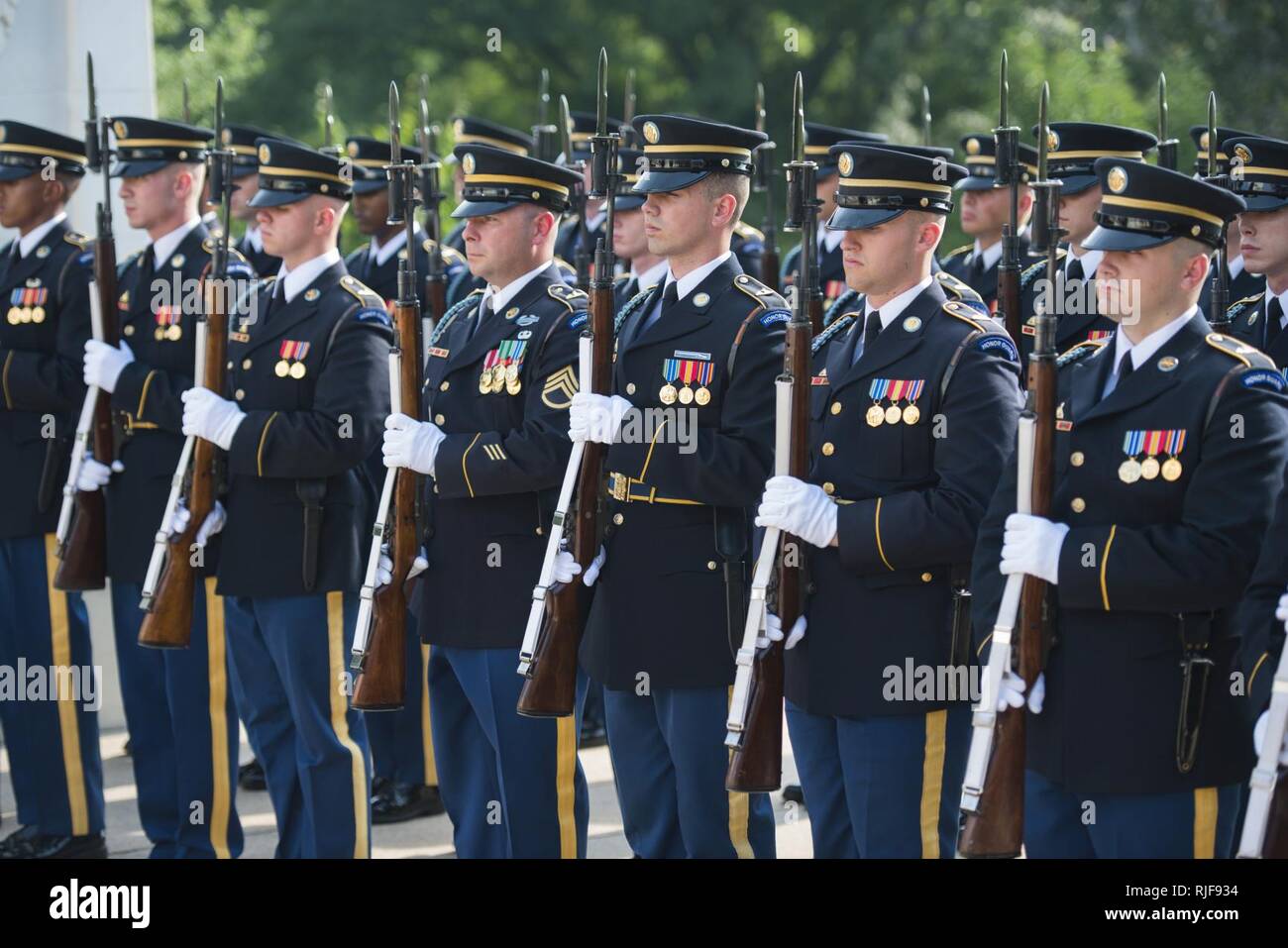 Soldaten beteiligen sich an eine Armee voller Ehrungen Kranzniederlegung am Grab des unbekannten Soldaten zum Gedenken an den 73. Jahrestag der Befreiung von Guam und die Schlacht für die Nördliche Marianen auf dem Arlington National Cemetery, Arlington, Virginia, 14. Juli 2017. Stockfoto