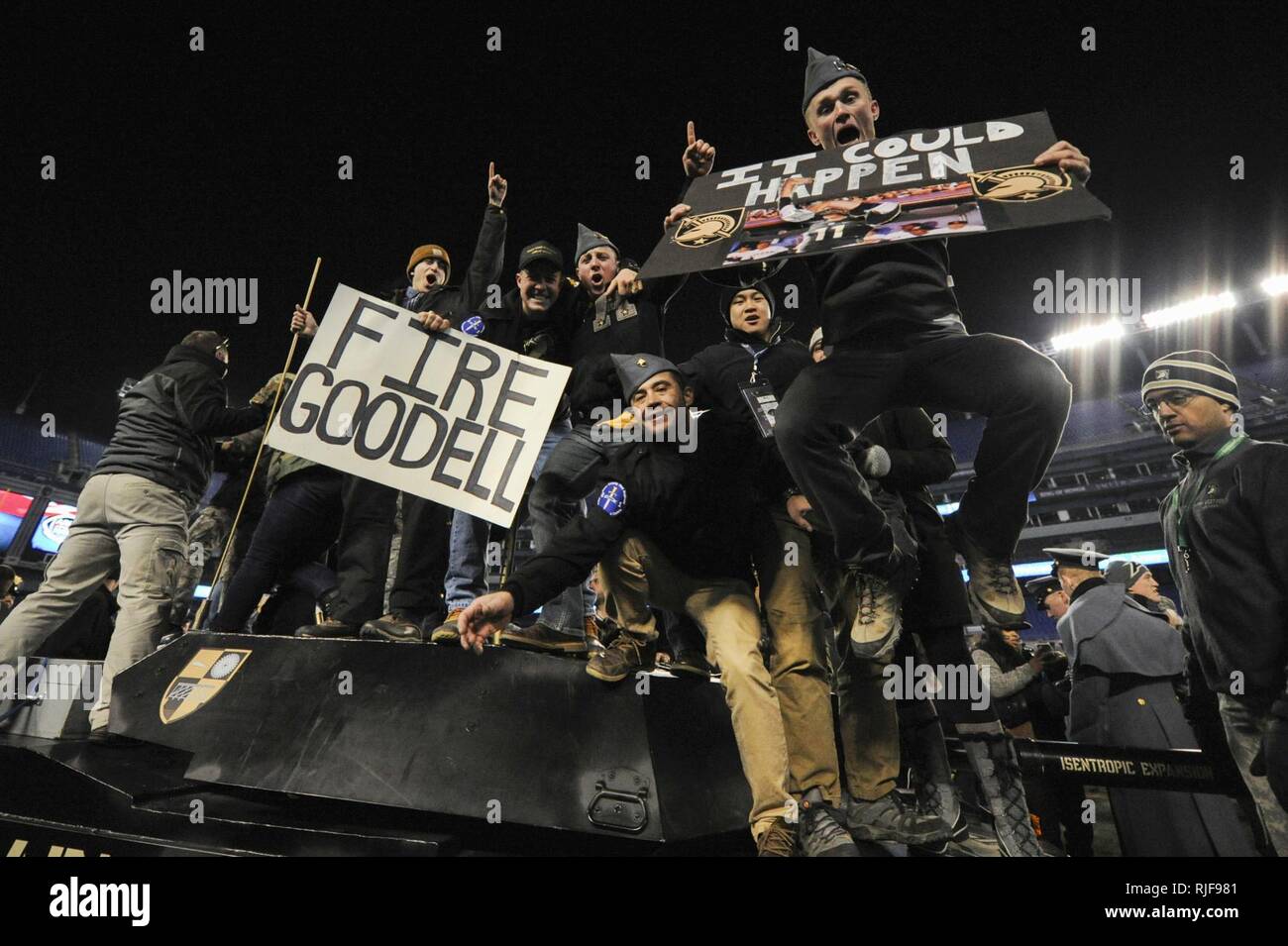 BALTIMORE, MD (31. 10, 2016) Fans feiern die Armee gewinnen, nachdem die Blindgänger hat's bei M&T Bank Stadium, in Baltimore. Armee gewann das Spiel 21-17 und brach 14 Spiel unbeaten Siegesserie der Marine in dem scharfen Service Academy Rivalität. Stockfoto