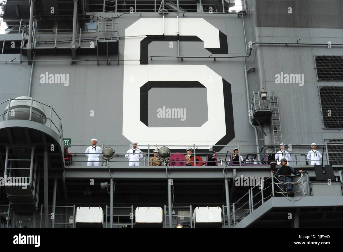 Segler, die zukünftige amphibische zugewiesen Schiff USS America (LHA-6), Parade ruht während der Besatzung der Schienen, als das Schiff bereitet, für einen geplanten Hafen-Besuch in Rio De Janeiro, Brasilien, moor stehen. Amerika ist derzeit durch die USA reisen. Südliche Befehl und USA 4. Flotte Aufgabengebiet auf ihr Mädchen transit, "Amerika besucht Amerika." Amerika ist das erste Schiff dieser Klasse, Tarawa-Klasse amphibischer Angriff Schiffe ersetzt. Als die nächste Generation "groß-Deck" amphibischer Angriff Schiff wird Amerika für die Luftfahrt, in der Lage, aktuelle und zukünftige Ai optimiert. Stockfoto