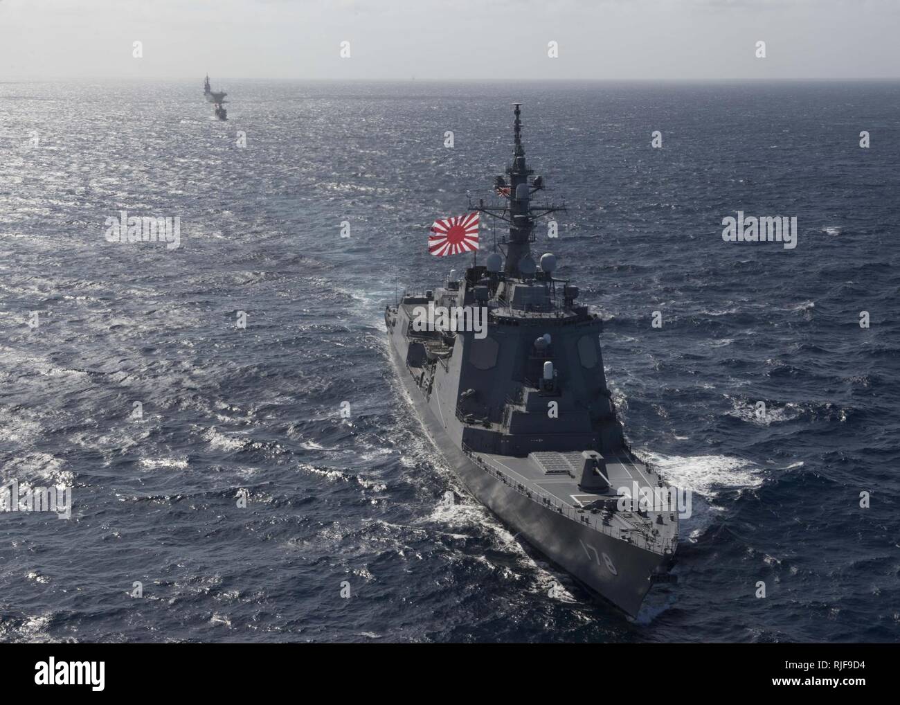 Pazifik (Sept. 5, 2015) die Japanischen maritimen Selbstverteidigungsstreitkräfte Schiff JDS Ashigara (DDG178) beteiligt sich an einem Foto Übung während der Dämmerung Blitz (DB-15). Boxer ist derzeit vor der Küste von Südkalifornien an DB-15. DB-15 ist eine multinationale Übung durchgeführt wird, durch die Expeditionary Strike Group 3 (ESG-3) und 1. Marine Expeditionary Brigade (1. MEB) amphibische und Befehls- und Steuerfunktionen USA, Japan, Mexiko und Neuseeland durch live, simuliert, und konstruktiven militärische Ausbildung Aktivitäten zu errichten. Stockfoto