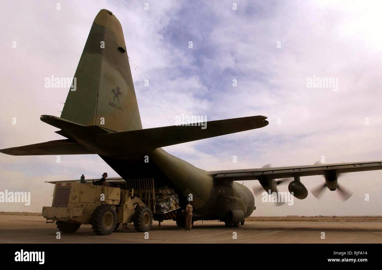 Ein Mitglied von der 621St Air Mobility Group Tanker Luftbrücke Control Element entlädt eine Australische C-130 April 18, 2003 Tallil Air Base, den Irak während der Operation Iraqi Freedom. Die Australier sind Spenden von medizinischen Versorgung der irakischen Bevölkerung zu verteilen. Operation Iraqi Freedom ist multi-nationale Koalition Bemühung, das irakische Volk zu befreien, beseitigen die Massenvernichtungswaffen des Irak und ein Ende des Regimes von Saddam Hussein. Stockfoto