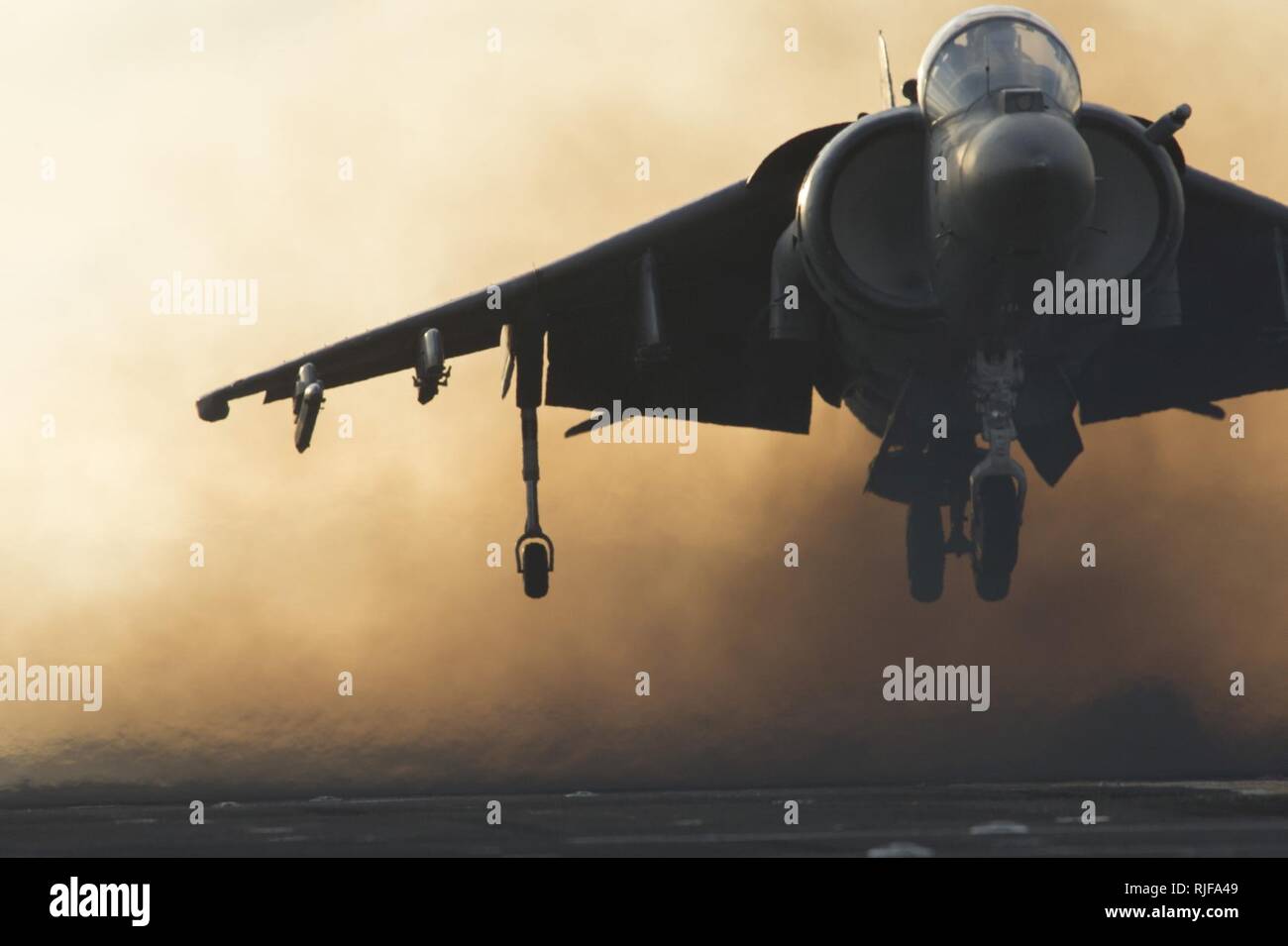 Pazifik (28 März 2013) Ein AV-8B Harrier aus marinen Attack Squadron (VMA) 214 führt eine vertikale Start in das Flight Deck der Amphibisches Schiff USS Boxer (LHD4). Boxer ist unterwegs Schulungen vor der Küste von Südkalifornien. Stockfoto