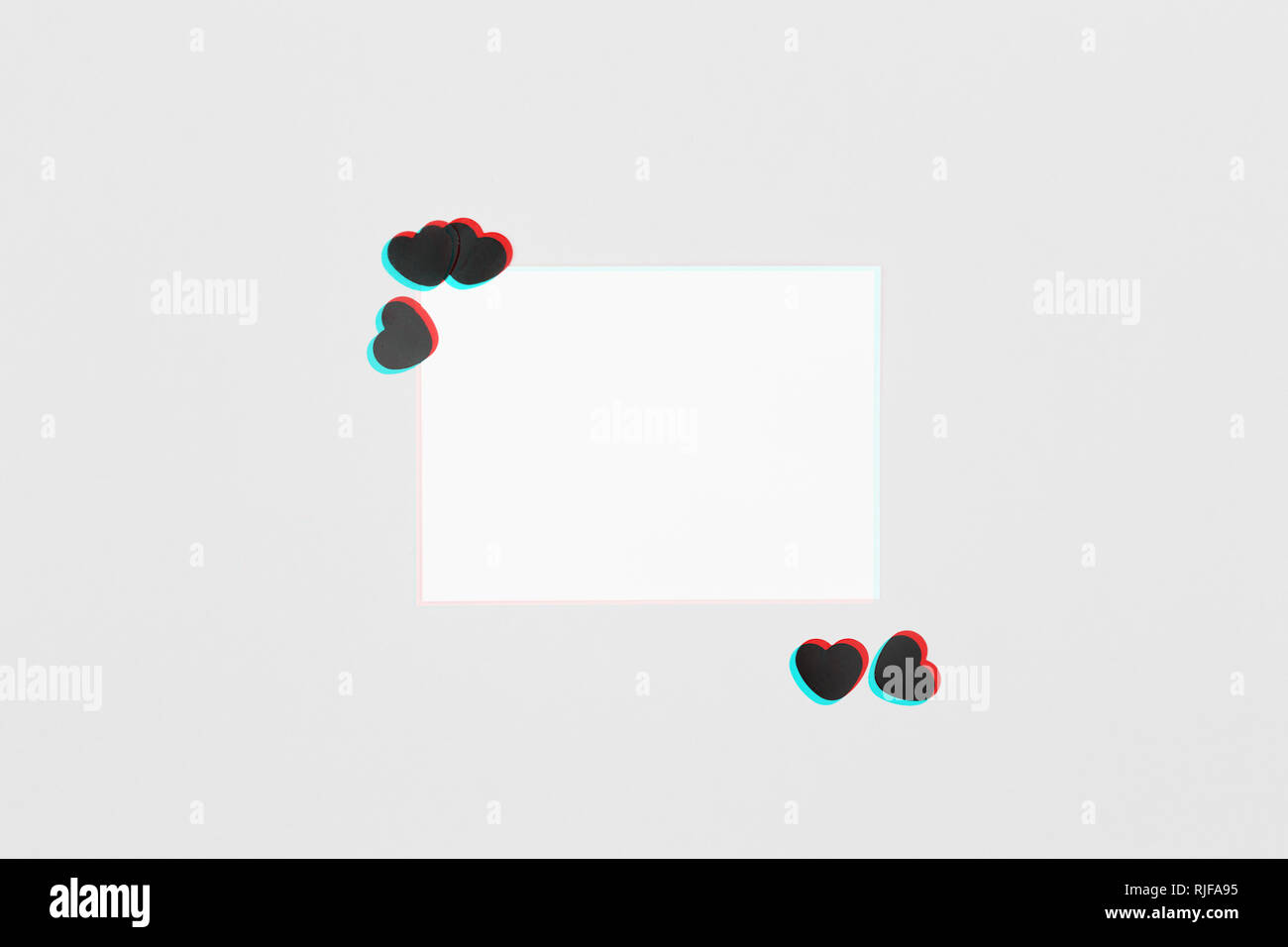 Weiße Karte mit Glitzer Herz Konfetti. Valentinstag Konzept. Trendy minimalistisch Flach design Hintergrund. Horizontale, weiße mockup. Glitch Wirkung Stockfoto