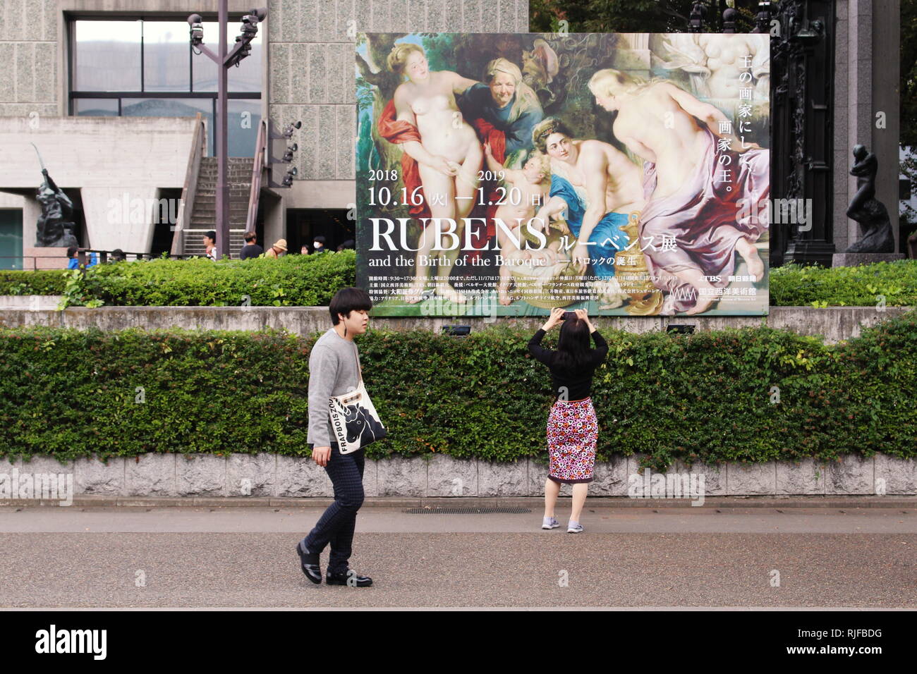 Ein Besucher macht ein Foto von einem großen Plakatwerbung eine Ausstellung Rubens vor dem nationalen Museum der westlichen Kunst. Stockfoto