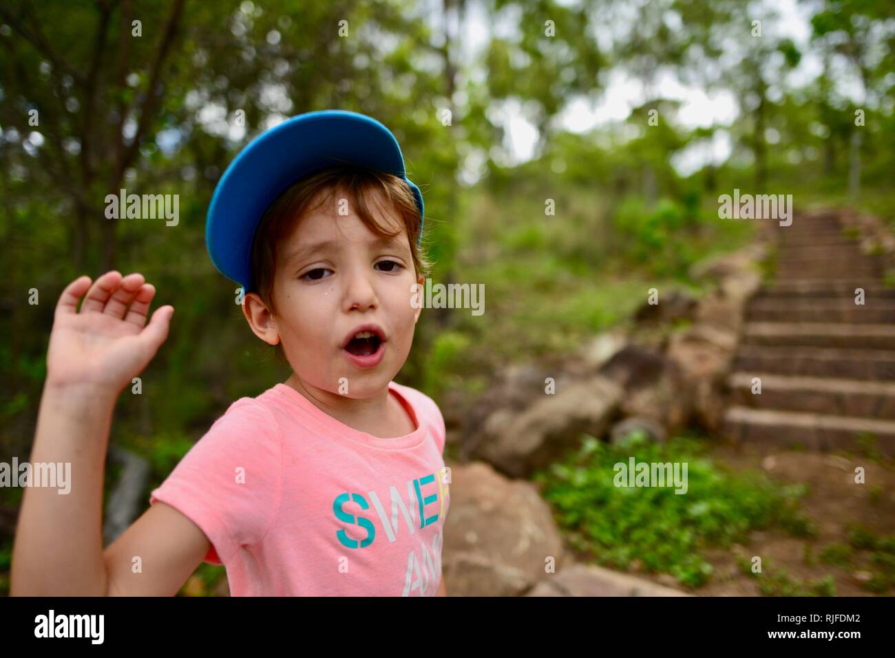 Portrait einer jungen Schule Alter Kind in der Natur, Moongun Wanderweg am Elliot Federn, Townsville, Queensland, Australien Stockfoto