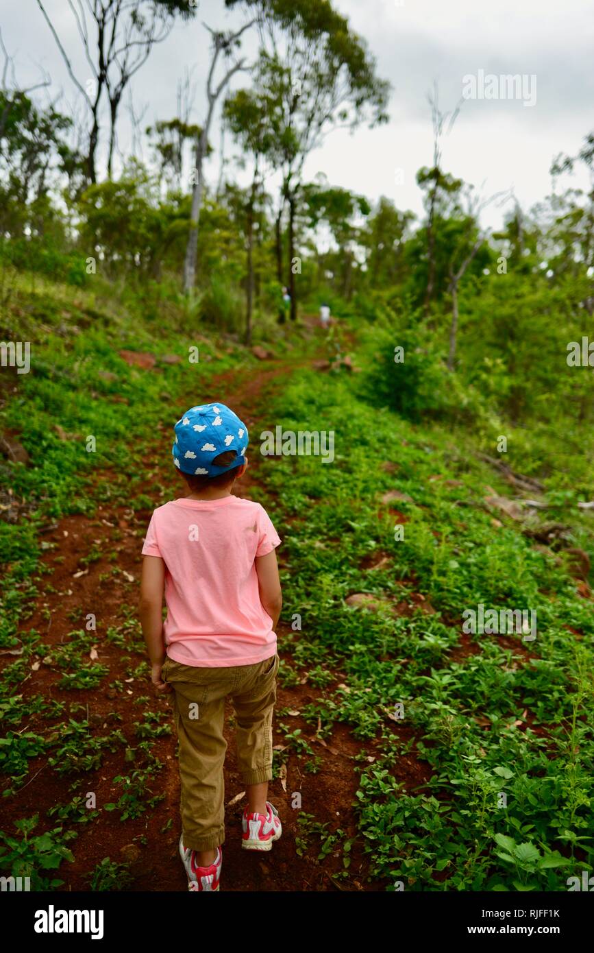 Junge Kinder im Schulalter entlang einem Feldweg, Moongun Wanderweg am Elliot Federn, Townsville, Queensland, Australien Stockfoto