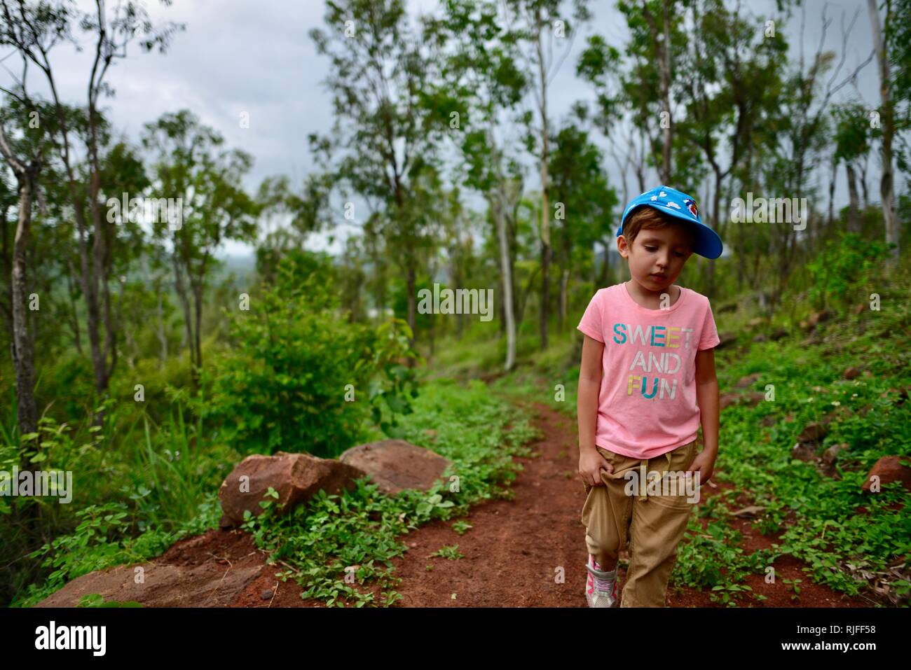 Junge Kinder im Schulalter entlang einem Feldweg, Moongun Wanderweg am Elliot Federn, Townsville, Queensland, Australien Stockfoto