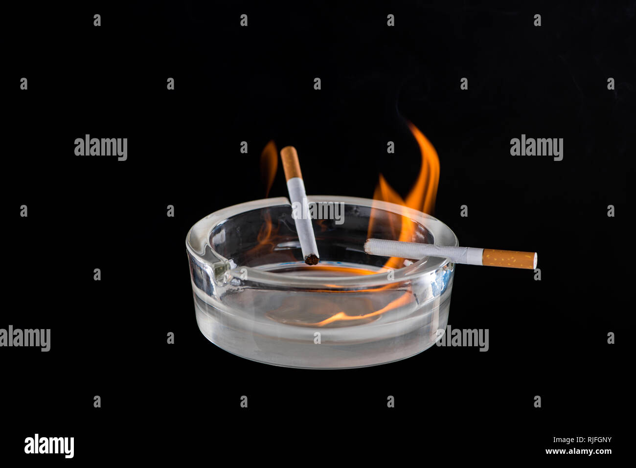 Aschenbecher und Zigaretten mit Rauch Schädelform isoliert auf schwarz 