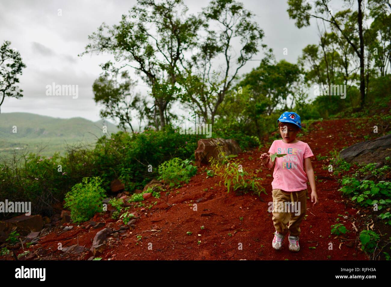 Junge Schule Alter Kind entlang einem Feldweg, Moongun Wanderweg am Elliot Federn, Townsville, Queensland, Australien Stockfoto