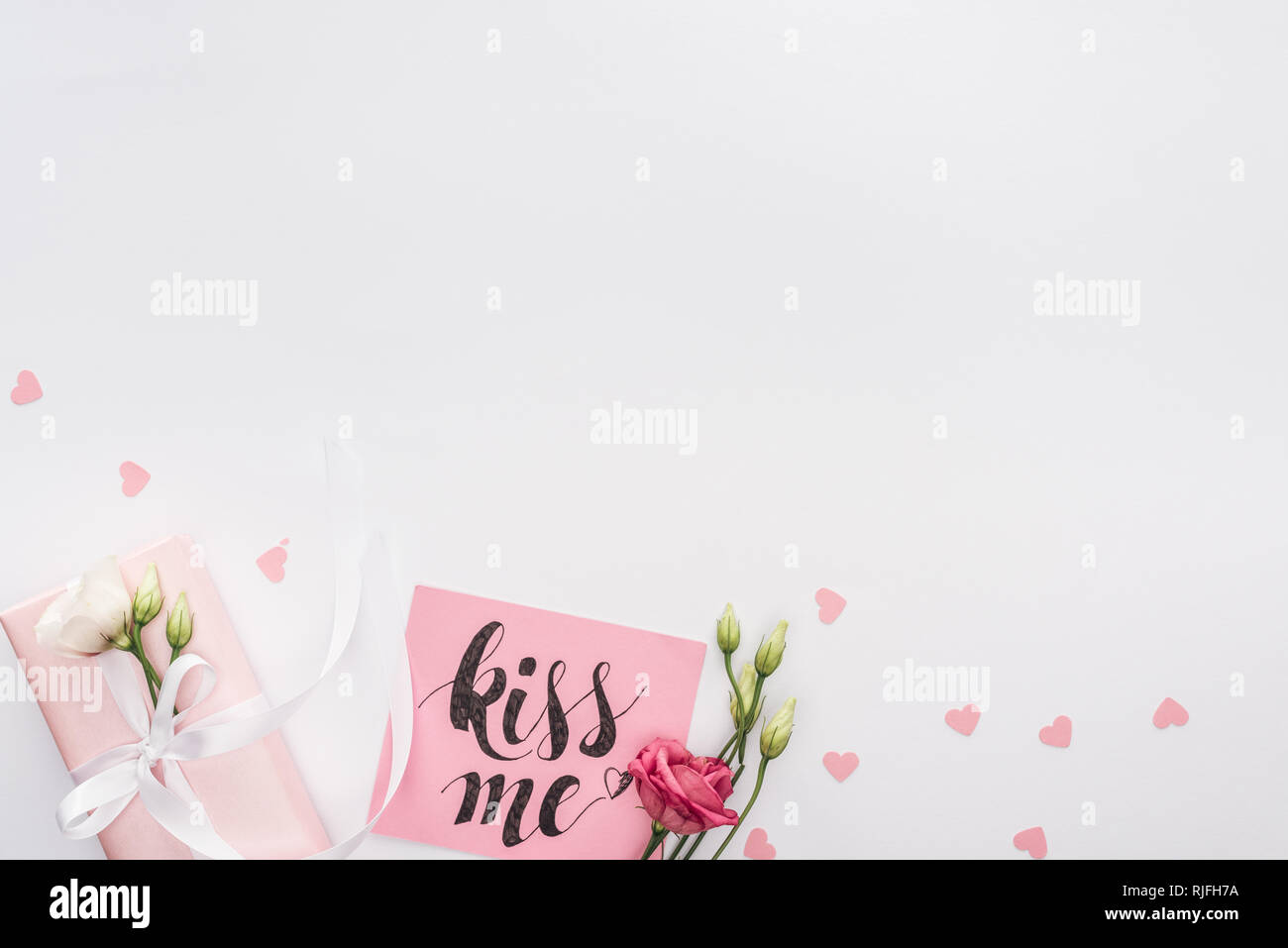 Blick von oben auf die Blumen, Geschenkbox und Karte mit "Kiss me" isoliert  Schriftzug auf weißem Stockfotografie - Alamy