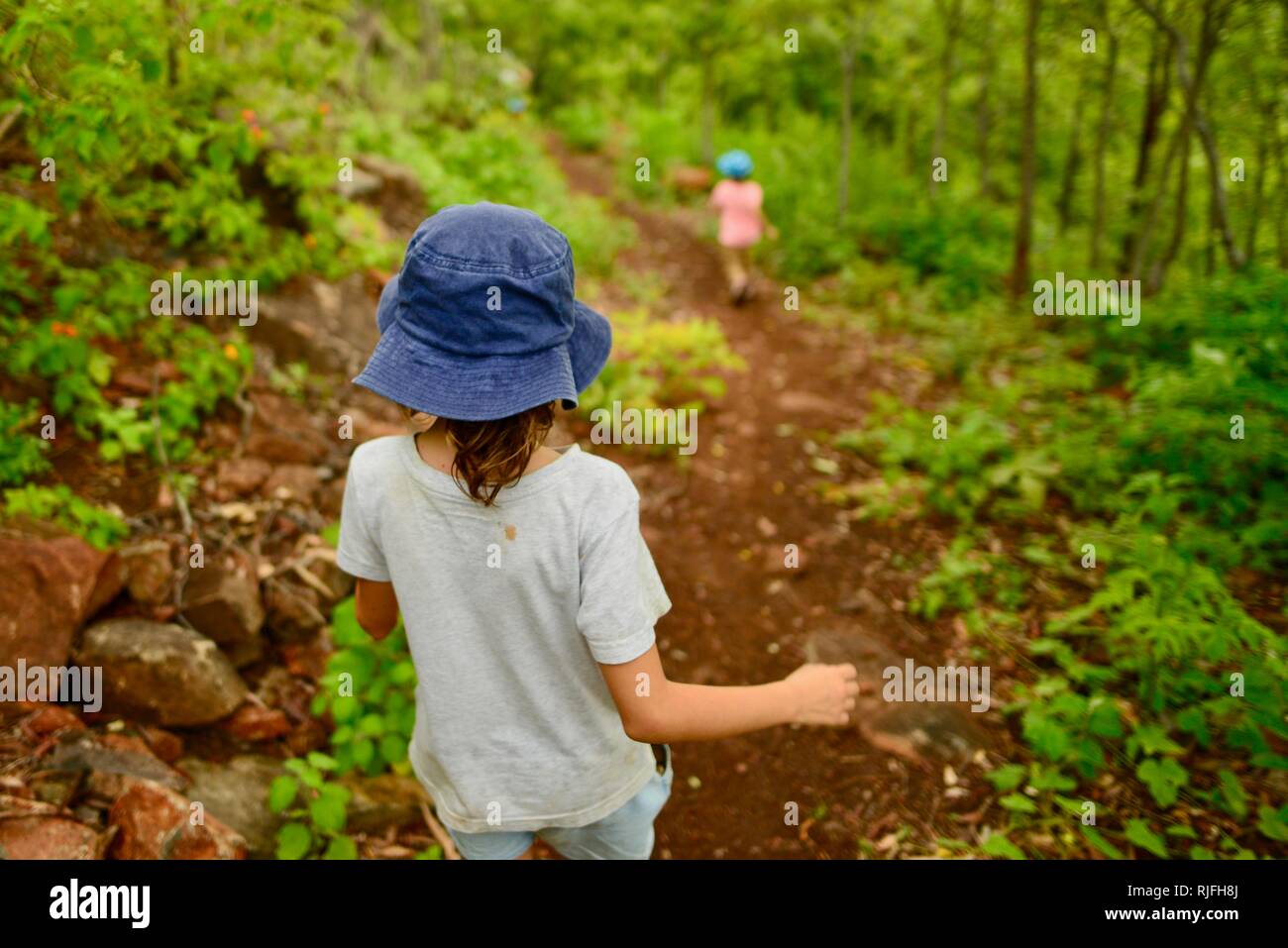 Junge Kinder im Schulalter entlang einem Feldweg, Moongun Wanderweg am Elliot Federn, Townsville, Queensland, Australien Stockfoto