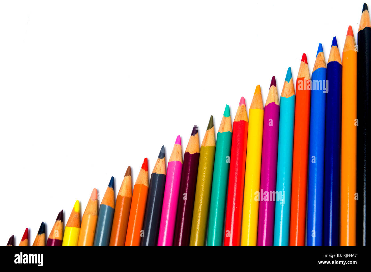 Bunte Bleistifte in einer Reihe auf weißem Hintergrund Stockfoto