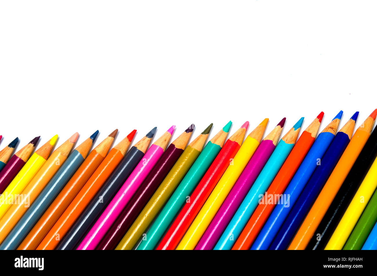Bunte Bleistifte in einer Reihe auf weißem Hintergrund Stockfoto