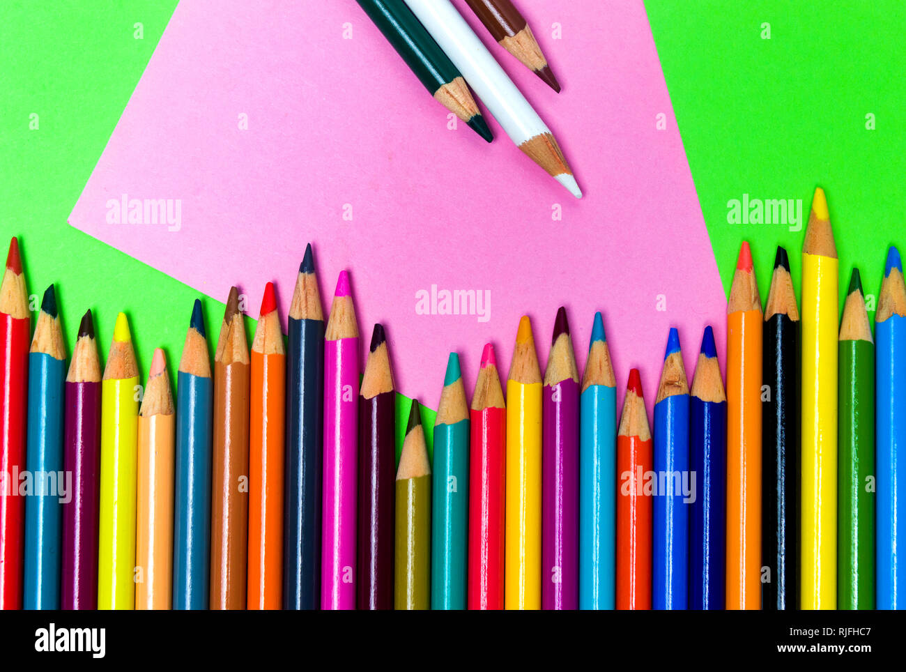 Bunte Bleistifte auf kreative Zusammenfassung Hintergrund Zeile Stockfoto