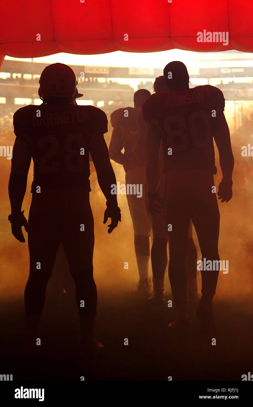 Die Silhouette eines NFL Football Player in der eingangstunnel vor dem Start eines Spiels. Stockfoto