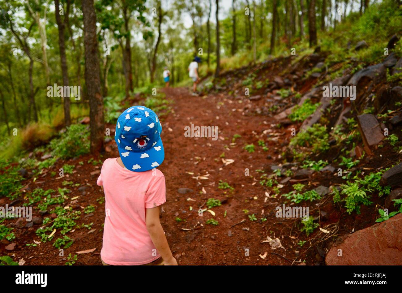 Junge Kinder im Schulalter entlang einem Feldweg, Moongun Wanderweg am Elliot Federn, Townsville, Queensland, Australien Stockfoto