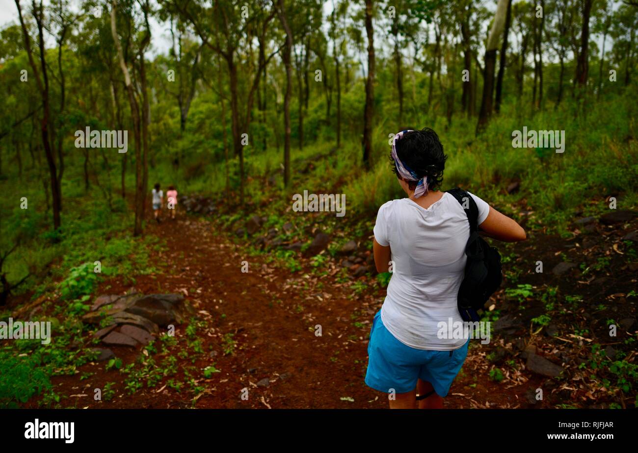 Junge Kinder im Schulalter entlang einem Feldweg, Moongun Wanderweg am Elliot Federn, Townsville, Queensland, Australien Stockfoto