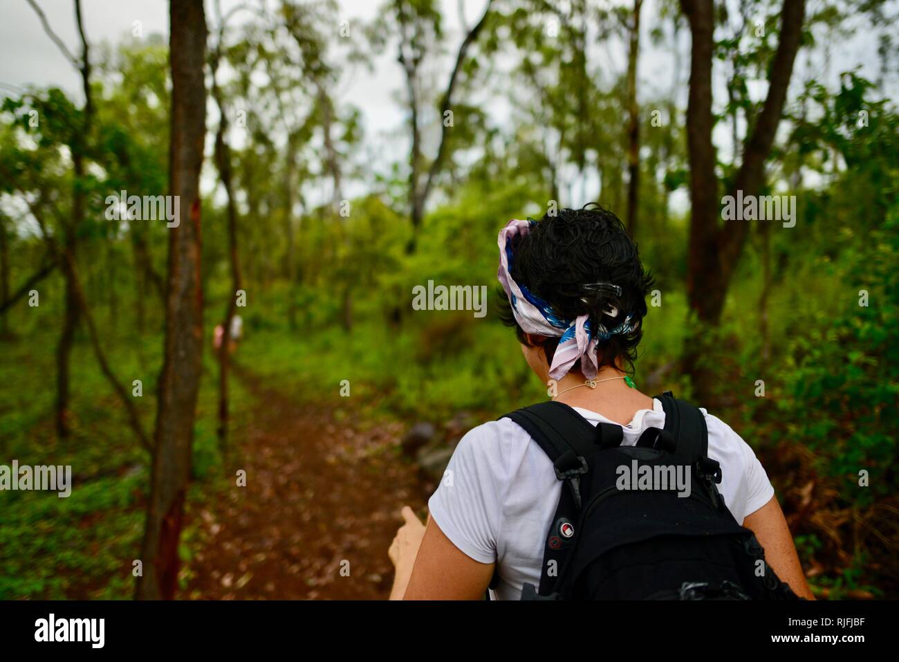 Junge Kinder im Schulalter entlang einem Feldweg, Moongun Wanderweg am Elliot Federn, Townsville, Queensland, Australien Stockfoto