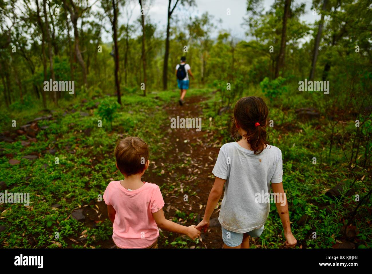 Junge Kinder im Schulalter entlang einem Feldweg, Moongun Wanderweg am Elliot Federn, Townsville, Queensland, Australien Stockfoto