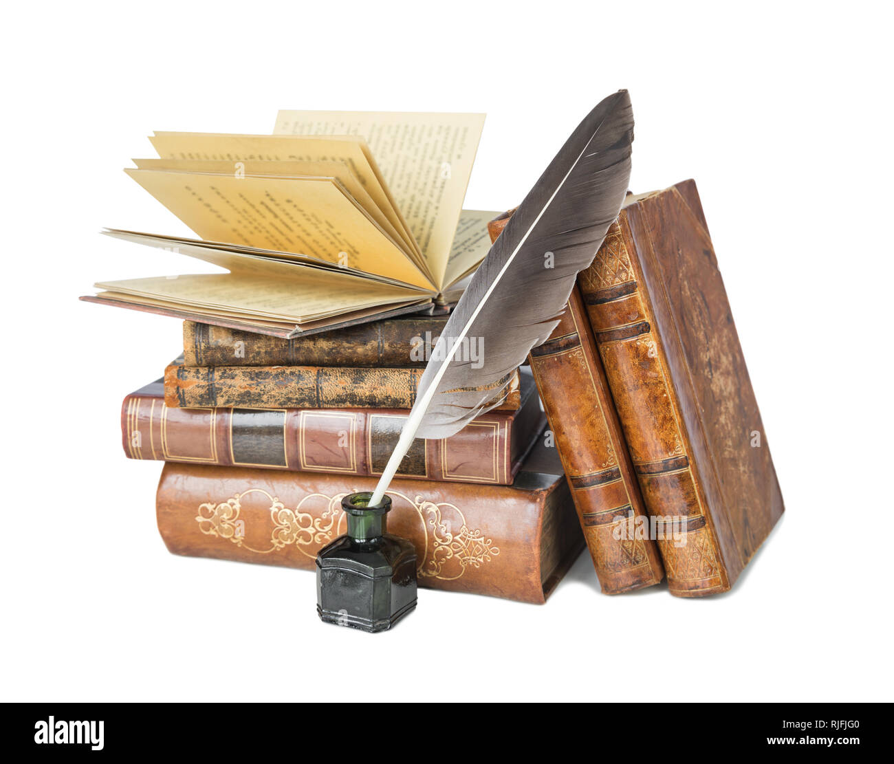 Stapel der alten Bücher und eine Feder in das Tintenfass auf weißem Hintergrund Stockfoto