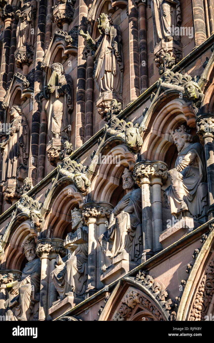 Es gibt über 160 kunstvoll geschnitzten Figuren der Könige, Königinnen und Heiligen um Kathedrale von Lichfield. Stockfoto