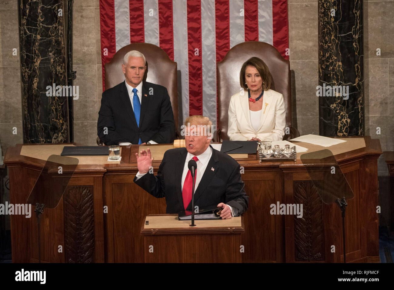 Washington DC, USA. 5. Februar, 2019. Washington DC, 5. Februar 2019, USA: Präsident J Donald Trump gibt seinen zweiten Staat der Union (Sotu) Adresse als Präsident. Sprecherin des Repräsentantenhauses Nancy Pelosi und Vice President Mike Pence sitzen hinter ihm in der US Capitol Repräsentantenhaus. Patsy Lynch/MediaPunch Credit: MediaPunch Inc/Alamy leben Nachrichten Stockfoto