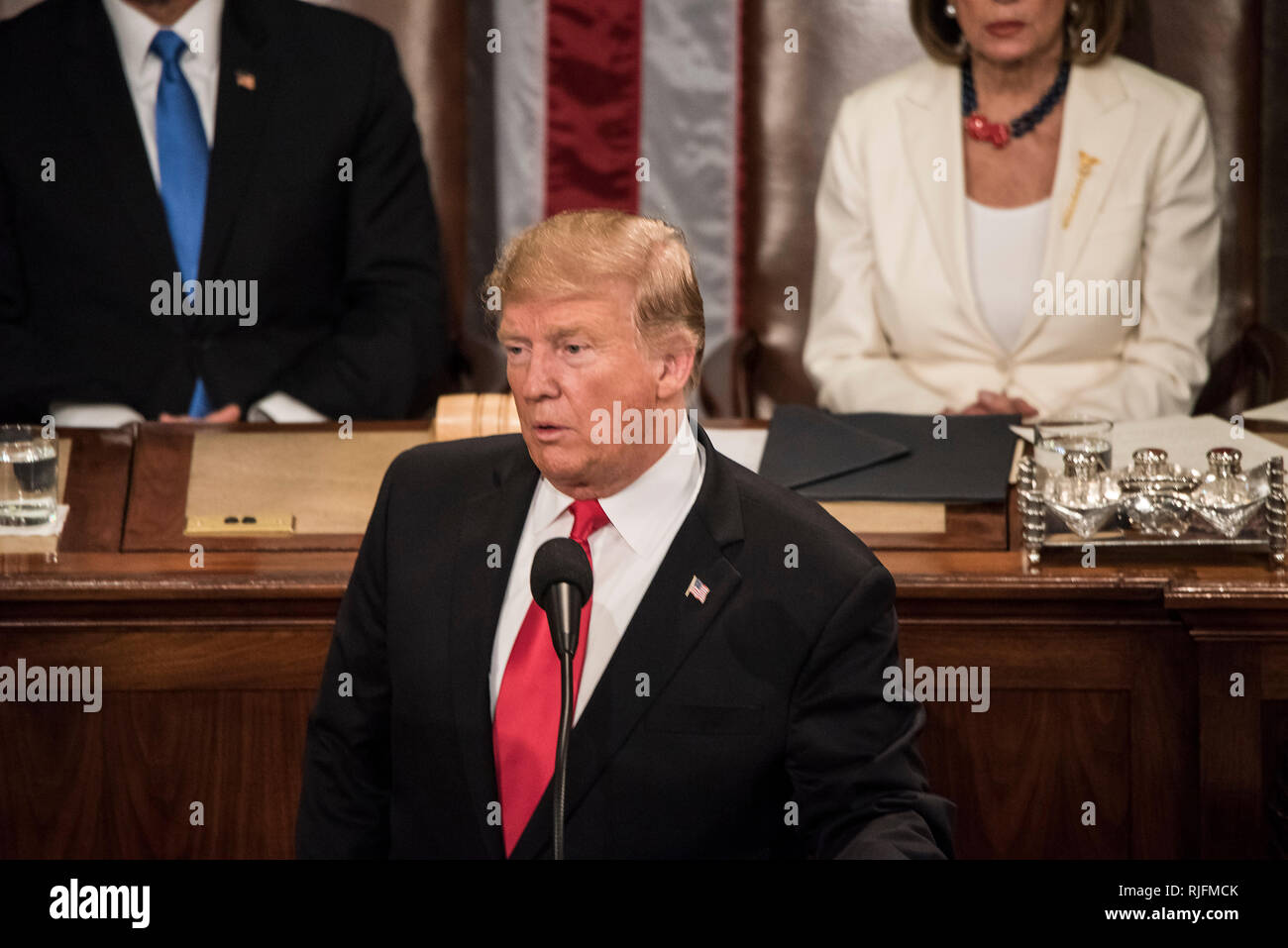 Washington DC, USA. 5. Februar, 2019. Washington DC, 5. Februar 2019, USA: Präsident J Donald Trump gibt seinen zweiten Staat der Union (Sotu) Adresse als Präsident. Sprecherin des Repräsentantenhauses Nancy Pelosi und Vice President Mike Pence sitzen hinter ihm in der US Capitol Repräsentantenhaus. Patsy Lynch/MediaPunch Credit: MediaPunch Inc/Alamy leben Nachrichten Stockfoto