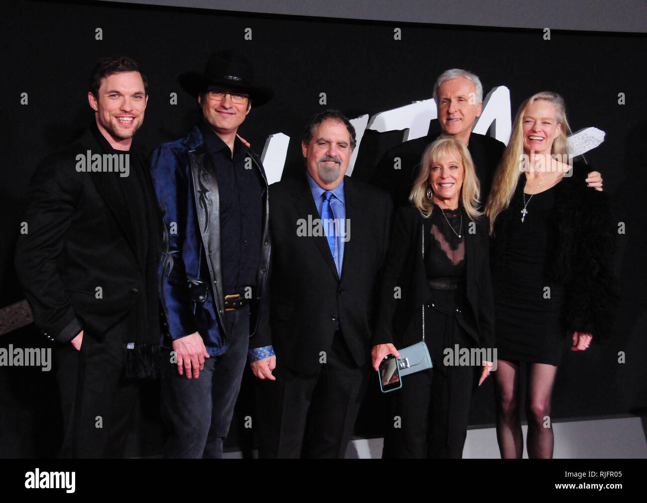 Los Angeles, USA. 05 Feb, 2019. Schauspieler Ed Skrein, Regisseur Robert Rodriguez, Produzent Jon Landau, Produzent James Cameron und Suzy Amis Cameron besuchen Twentieth Century Fox's': Battle Angel Alita" Premiere am 5. Februar 2019 in Westwood Village Regency Theater in Los Angeles, Kalifornien. Credit: Barry King/Alamy leben Nachrichten Stockfoto