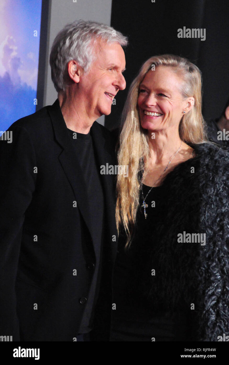 Los Angeles, USA. 05 Feb, 2019. Produzent James Cameron und Frau Suzy Amis Cameron besuchen Twentieth Century Fox's': Battle Angel Alita" Premiere am 5. Februar 2019 in Westwood Village Regency Theater in Los Angeles, Kalifornien. Credit: Barry King/Alamy leben Nachrichten Stockfoto