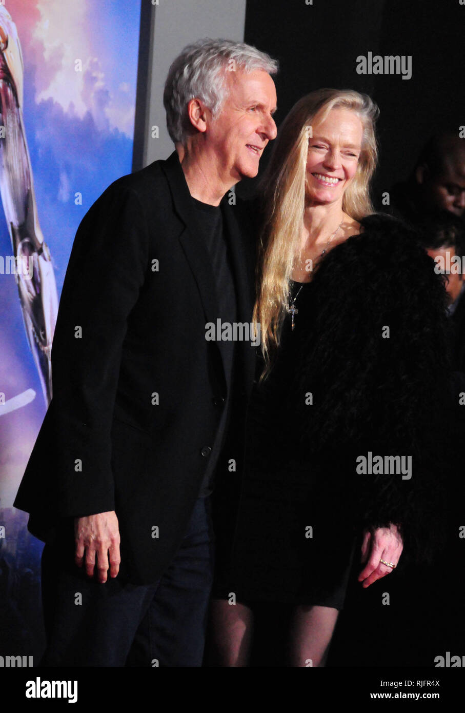 Los Angeles, USA. 05 Feb, 2019. Produzent James Cameron und Frau Suzy Amis Cameron besuchen Twentieth Century Fox's': Battle Angel Alita" Premiere am 5. Februar 2019 in Westwood Village Regency Theater in Los Angeles, Kalifornien. Credit: Barry King/Alamy leben Nachrichten Stockfoto