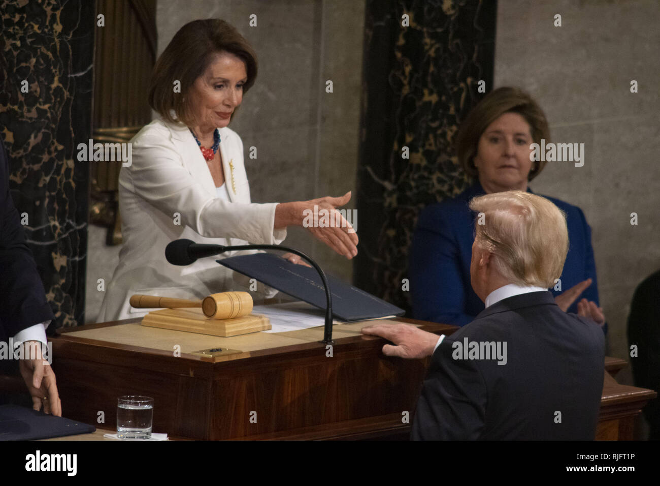 Washington, District of Columbia, USA. 5. Februar, 2019. Sprecherin des Repräsentantenhauses Nancy Pelosi begrüßt Präsident DONALD TRUMP vor seiner Rede zur Lage der Union, Februar 5, 2019 Quelle: Douglas Christian/ZUMA Draht/Alamy leben Nachrichten Stockfoto
