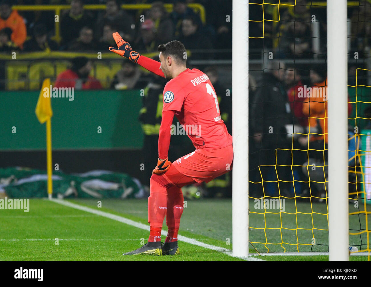 Signal Iduna Park, Dortmund, Deutschland. 5. Februar, 2019. Fußball Deutsche National Cup, DFB Pokal Saison 2018/19 Runde der letzten 16, Borussia Dortmund (BVB, Gelb) vs Werder Bremen (Weiß) - - - Jiri Pavlenka (Bremen) - - - DFL Regelungen die Verwendung von Fotografien als Bildsequenzen und/oder quasi-video Kredit untersagen: kolvenbach/Alamy leben Nachrichten Stockfoto