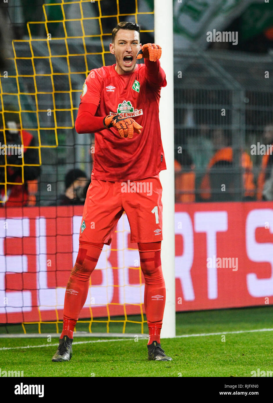 Signal Iduna Park, Dortmund, Deutschland. 5. Februar, 2019. Fußball Deutsche National Cup, DFB Pokal Saison 2018/19 Runde der letzten 16, Borussia Dortmund (BVB, Gelb) vs Werder Bremen (Weiß) - - - Jiri Pavlenka (Bremen) - - - DFL Regelungen die Verwendung von Fotografien als Bildsequenzen und/oder quasi-video Kredit untersagen: kolvenbach/Alamy leben Nachrichten Stockfoto