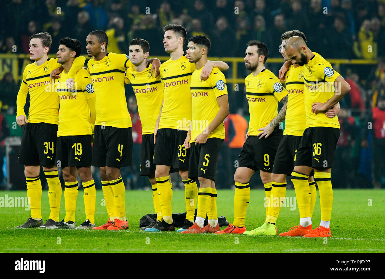 Signal Iduna Park, Dortmund, Deutschland. 5. Februar, 2019. Fußball Deutsche National Cup, DFB Pokal Saison 2018/19 Runde der letzten 16, Borussia Dortmund (BVB, Gelb) vs Werder Bremen (weiß)------- Dortmund Spieler während der Sanktionen - - - DFL Regelungen die Verwendung von Fotografien als Bildsequenzen und/oder quasi-video Kredit verbieten frustriert: kolvenbach/Alamy leben Nachrichten Stockfoto