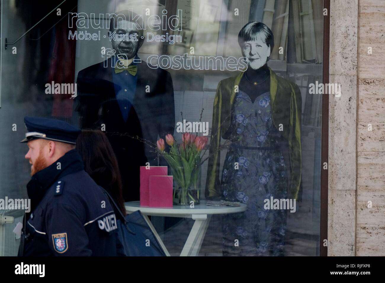 06. Februar 2019, Thüringen, Weimar: im Schaufenster eines Kleidungsstücks Schneider, Schaufensterpuppen mit den Gesichtern von Bundeskanzlerin Angela Merkel und ihrem Ehemann Joachim Sauer gesehen werden kann. In Weimar, der Zeremonie feiert 100 Jahre der Weimarer Verfassung stattfindet. Foto: Sebastian Willnow/dpa-Zentralbild/dpa Stockfoto