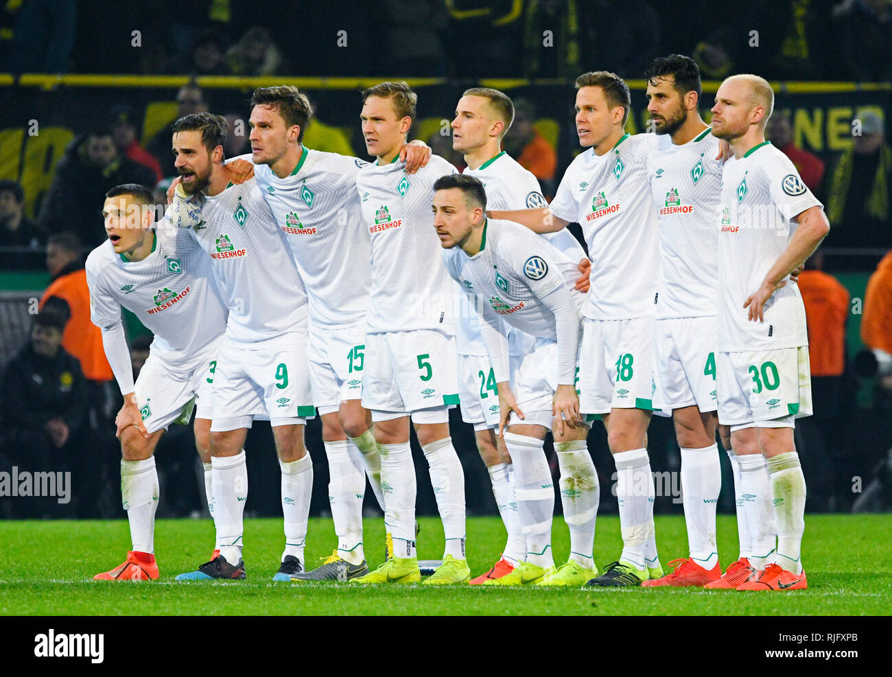 Signal Iduna Park, Dortmund, Deutschland. 5. Februar, 2019. Fußball Deutsche National Cup, DFB Pokal Saison 2018/19 Runde der letzten 16, Borussia Dortmund (BVB, Gelb) vs Werder Bremen (weiß)------- Bremer Spieler erwarten letzten Penalty im shootout - - - DFL Regelungen die Verwendung von Fotografien als Bildsequenzen und/oder quasi-video Kredit untersagen: kolvenbach/Alamy leben Nachrichten Stockfoto