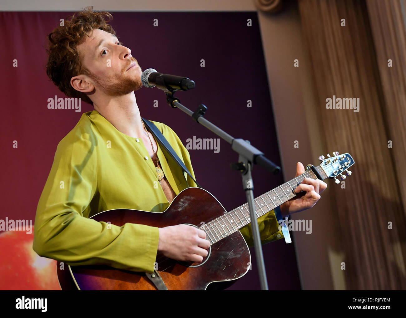 06. Februar 2019, Berlin: Daniel Donskoi ist auf der Bühne des "Blauen Blume Award 2019' Kurzfilm Preisverleihung. Foto: Britta Pedersen/dpa-Zentralbild/dpa Stockfoto