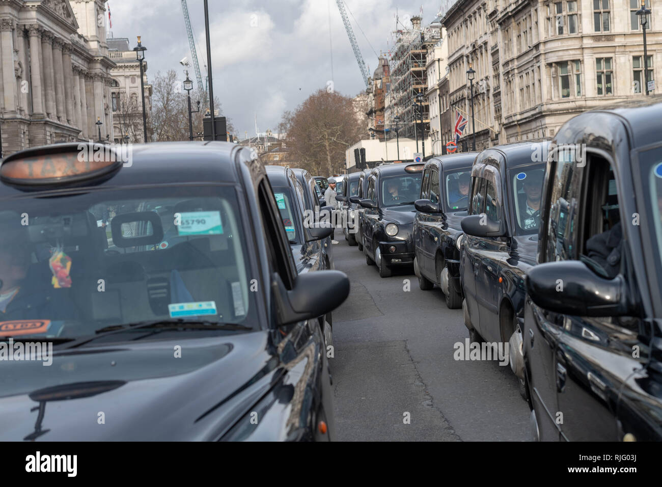 London, Großbritannien. 6. Februar 2019, Black Cab Taxi Protest schließt nach Central London, UK. Straßen um das Parlament herum. Schwarze Taxifahrer protestierten über Straßen zu den Taxis in Central London, UK geschlossen wird.. Sie ihre Kabinen um den Parliament Square und seine apporaces führt zu kilometerlangen Staus mit erheblichen Verspaetungen Verkehr Quelle: Ian Davidson/Alamy Leben Nachrichten geparkt Stockfoto