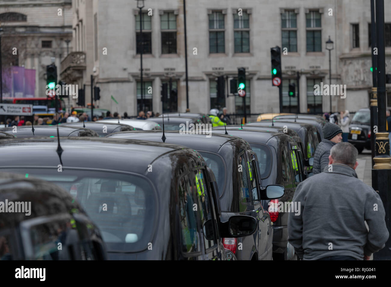 London, Großbritannien. 6. Februar 2019, Black Cab Taxi Protest schließt nach Central London, UK. Straßen um das Parlament herum. Schwarze Taxifahrer protestierten über Straßen zu den Taxis in Central London, UK geschlossen wird.. Sie ihre Kabinen um den Parliament Square und seine apporaces führt zu kilometerlangen Staus mit erheblichen Verspaetungen Verkehr Quelle: Ian Davidson/Alamy Leben Nachrichten geparkt Stockfoto