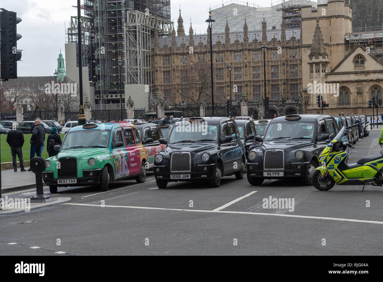 London, Großbritannien. 6. Februar 2019, Black Cab Taxi Protest schließt nach Central London, UK. Straßen um das Parlament herum. Schwarze Taxifahrer protestierten über Straßen zu den Taxis in Central London, UK geschlossen wird.. Sie ihre Kabinen um den Parliament Square und seine apporaces führt zu kilometerlangen Staus mit erheblichen Verspaetungen Verkehr Quelle: Ian Davidson/Alamy Leben Nachrichten geparkt Stockfoto